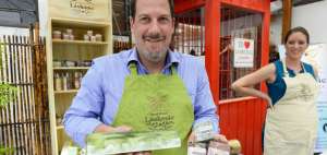 Los peque&ntilde;os productores ofrecen jabones, cremas y lociones, que son elaborados en forma artesanal y sin qu&iacute;micos.