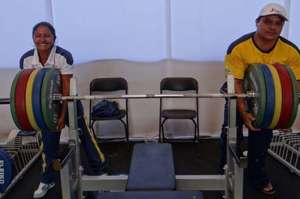 &Aacute;ngela Alfonso (izq.) forma parte de  los 17 seleccionados de Ecuador que representan al pa&iacute;s en los I Juegos Parasuramericanos de Chile. Foto: Cortes&iacute;a | Ministerio del Deporte