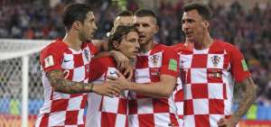 Los futbolistas de Croacia celebran el segundo gol de su selecci&oacute;n, obra de su capit&aacute;n Luka Modric, para confirmar su primera victoria en el Mundial.