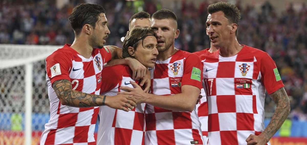 Los futbolistas de Croacia celebran el segundo gol de su selecci&oacute;n, obra de su capit&aacute;n Luka Modric, para confirmar su primera victoria en el Mundial.