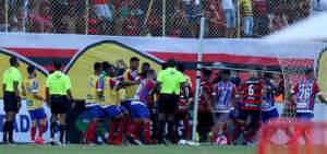 Trifulca en el cl&aacute;sico brasile&ntilde;o en Bahia tendr&aacute; severas sanciones