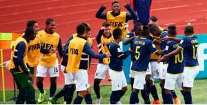 Jugadores ecuatorianos festejando el primer gol del partido. Foto tomada de FIFA.com