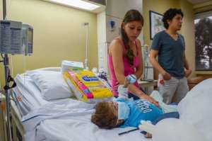 Los padres de Mateo son j&oacute;venes cuencanos que bordean los 20 a&ntilde;os y reciben ayuda de sus familias, ya que abandonaron sus empleos por cuidar de su hijo. Foto: Santiago Aguirre.