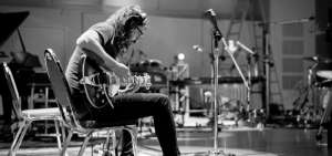 Dave Grohl es un m&uacute;sico multiinstrumentista de rock, se dio a conocer en los a&ntilde;os 90 como baterista de Nirvana, y luego como l&iacute;der de Foo Fighters. 