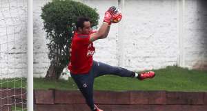 Aunque las dudas corren m&aacute;s por el lado de Brasil, varias estrellas de la Roja son una incertidumbre. Tal es el caso del capit&aacute;n y arquero Claudio Bravo. Foto: AFP