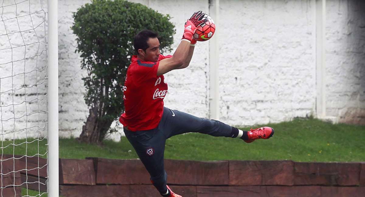 Aunque las dudas corren m&aacute;s por el lado de Brasil, varias estrellas de la Roja son una incertidumbre. Tal es el caso del capit&aacute;n y arquero Claudio Bravo. Foto: AFP