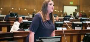 La asamble&iacute;sta Mar&iacute;a de Lourdes Cuesta, de la bancada de CREO, present&oacute; la moci&oacute;n para tratar el tema en el Pleno. 