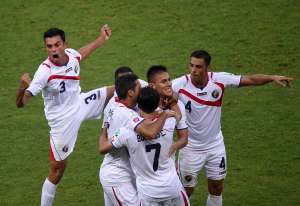 Los costarricenses festejan el segundo gol, convertido por &Oacute;scar Duarte. Foto: AFP