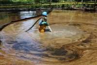 Ministerio de Ambiente vigila la limpieza del río Shushufindi. 