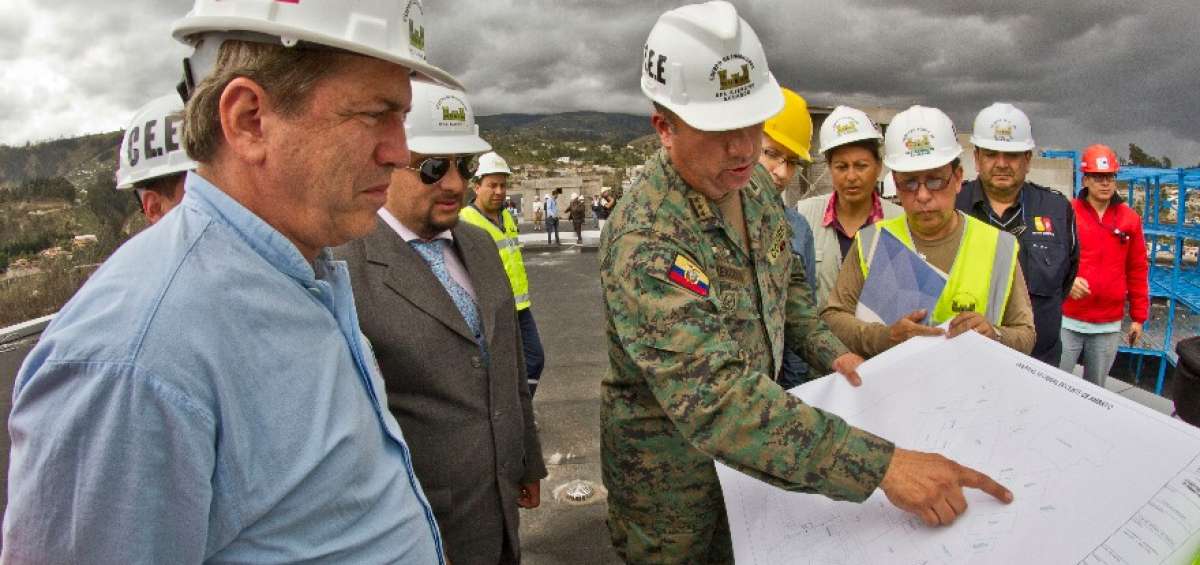 Miembros del Cuerpo de Ingenieros del Ej&eacute;rcito explican al ministro Pati&ntilde;o la distribuci&oacute;n integral del Hospital.