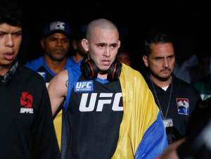 Marlon Vera celebr&oacute; euf&oacute;rico su primer triunfo en la UFC.