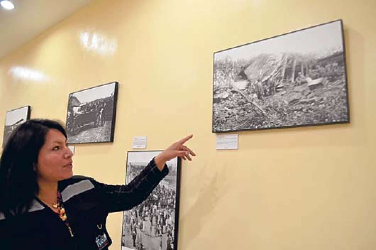 Las im&aacute;genes est&aacute;n impresas en formato A3 y retratan la vida del Tulc&aacute;n de las d&eacute;cadas del 20, 30, 40 y 50. Foto: Carlos Jim&eacute;nez / El Tel&eacute;grafo