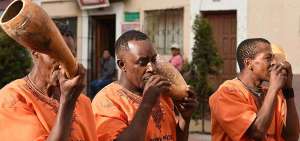 Una hoja de naranjo, una calabaza, o pedazos de penco forman el grupo de instrumentos con los que las bandas mochas alegran las fiestas