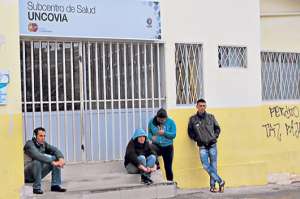 Desde temprano, los ciudadanos esperan por atenci&oacute;n m&eacute;dica en el Subcentro de Salud de Uncov&iacute;a. A ellos no les importa el fr&iacute;o o la lluvia. Foto: Diana Vera / El Tel&eacute;grafo