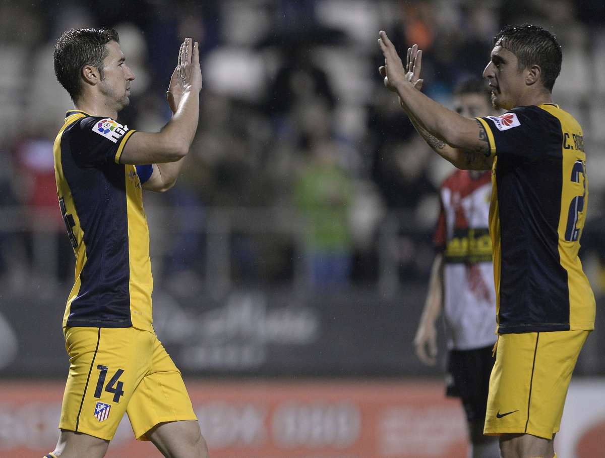 Gabi y Cristian Rodr&iacute;guez celebran uno de los goles del equipo colchonero. Foto: AFP