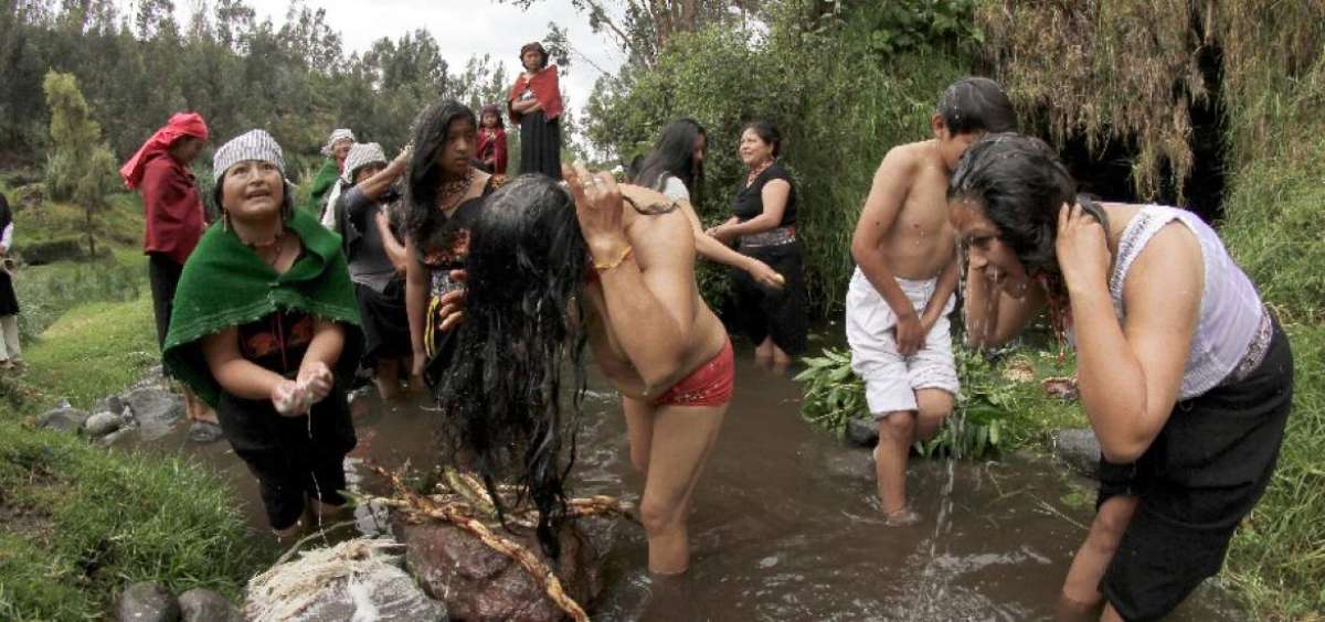 El lavado de cabello se hace con &lsquo;chahuarango&rsquo;, sustancia extra&iacute;da de la molienda de la ra&iacute;z de cabuya blanca, especie vegetal abundante en la comunidad.