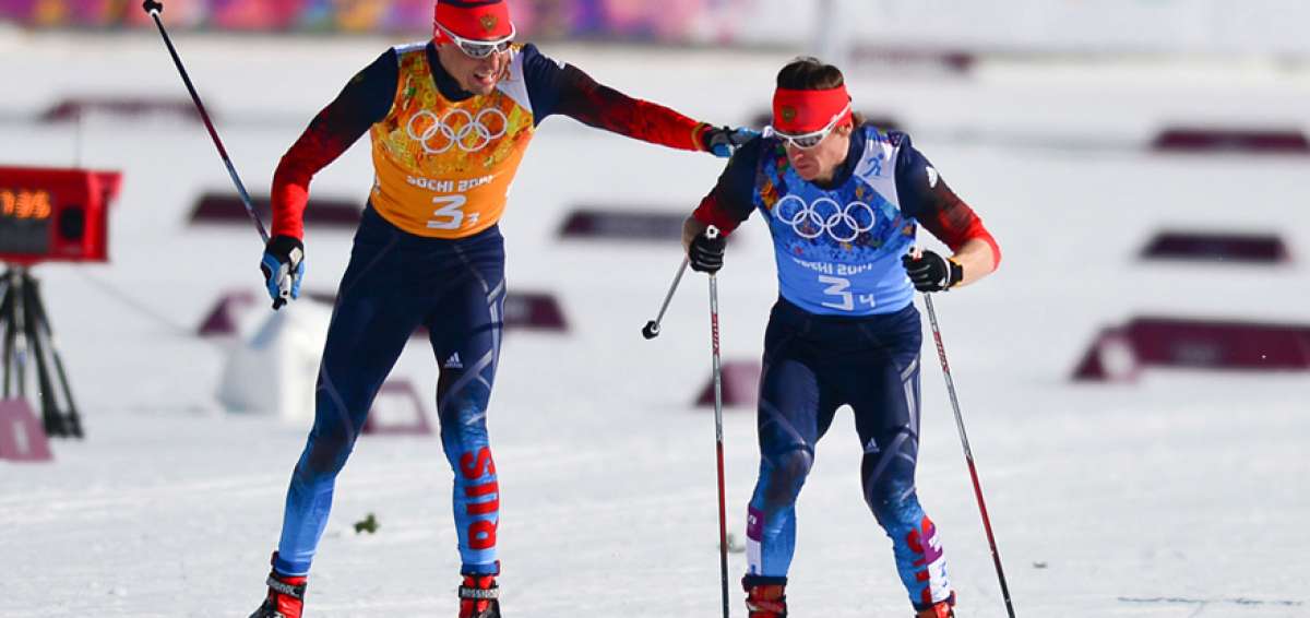 &rarr;Alexander Legkov (i) junto a su compa&ntilde;ero de equipo Maxim Vylegzhanin, en una de las pruebas durante los Juegos de Sochi.