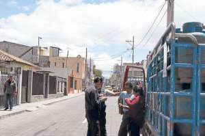Autoridades con ayuda de la Polic&iacute;a controlan los carros expendedores en base a denuncias. Foto: Silvia Osorio|  para El Tel&eacute;grafo