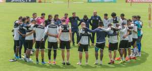 Los jugadores de Independiente del Valle rezan antes y despu&eacute;s de los entrenamientos en su complejo en Sangolqu&iacute;. 