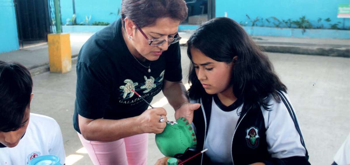La docente Calero gu&iacute;a a los alumnos para que plasmen su talento en los art&iacute;culos que elaboran y pintan. En la feria tuvieron acogida.