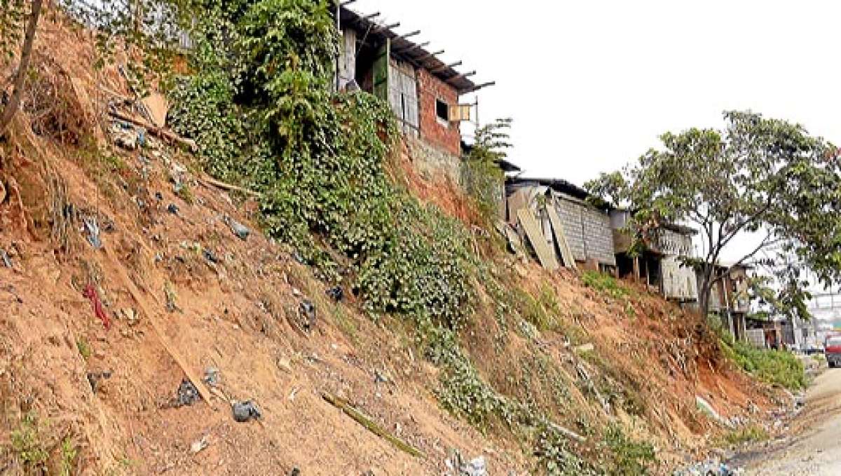 Los deslizamientos de tierra son regulares hace a&ntilde;os en el cerro Jord&aacute;n (bloque 11 de Basti&oacute;n Popular). Foto: Jos&eacute; Mor&aacute;n / El Tel&eacute;grafo.
