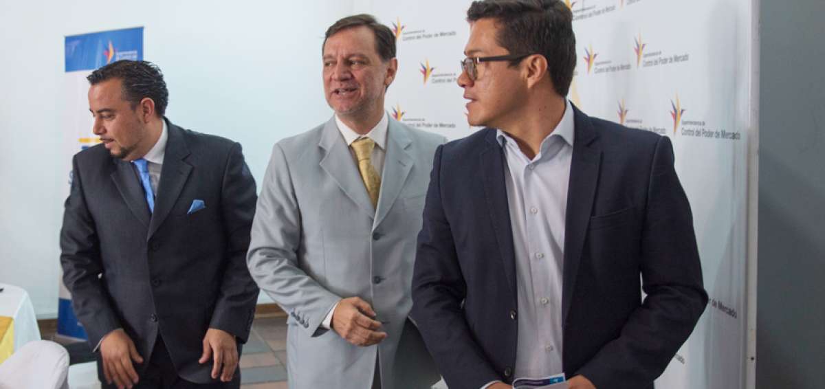 Pedro P&aacute;ez (centro), superintendente de Control del  Poder de Mercado, recibi&oacute; a H&eacute;ctor Rodr&iacute;guez (der.), gerente de Yachay.