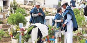 Para conmemorar el recuerdo de los fieles difuntos los ind&iacute;genas preparan alimentos. Foto: Marcelo Quinteros Mena