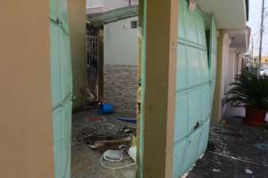 Las puertas de la vivienda, en la manzana 7, no pudieron ser cerradas, ya que quedaron dobladas por la detonaci&oacute;n. Foto: Carina Acosta |  El Tel&eacute;grafo