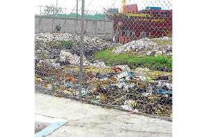 En el estero Fertisa la basura afecta la imagen del lugar y genera malestar