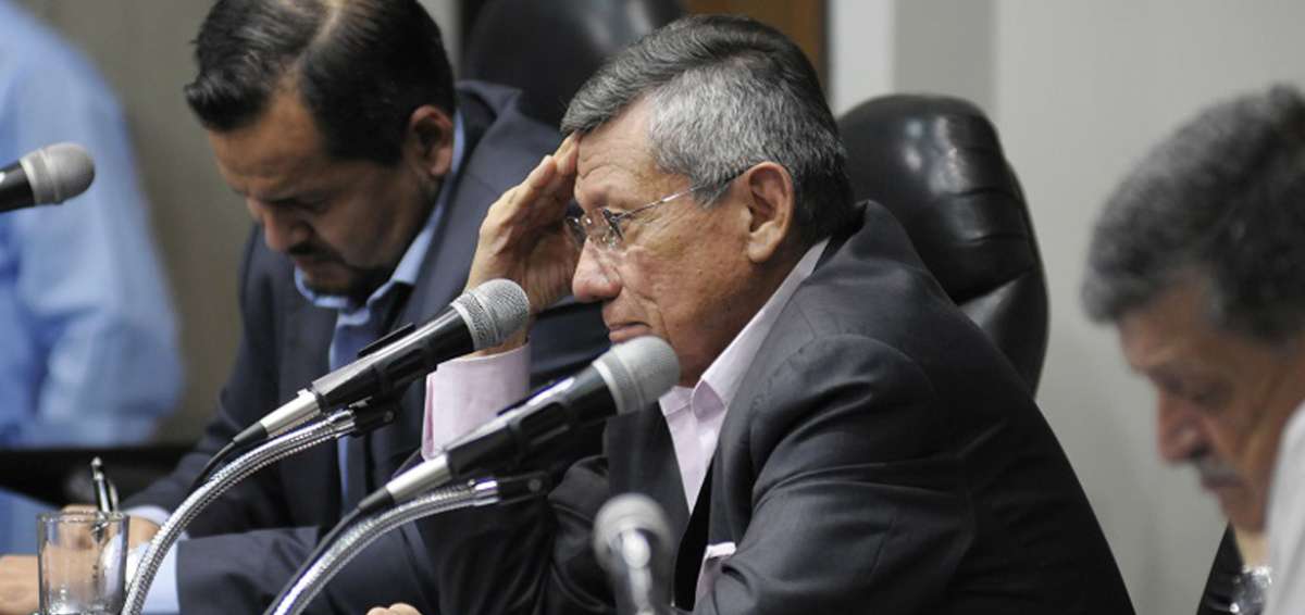 Carlos Villac&iacute;s anuncia topes salariales en el f&uacute;tbol local