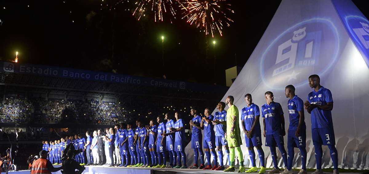 La plantilla de Emelec fue presentada en un ambiente de fiesta que incluy&oacute; un show de juegos pirot&eacute;cnicos.