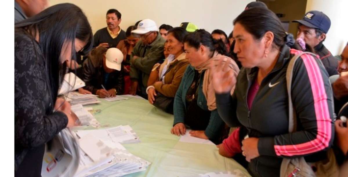 Las escrituras se entregaron en los cantones Bol&iacute;var con  45 t&iacute;tulos, Mont&uacute;far 13, Mira 24, Huaca 16, Espejo 30  y Tulc&aacute;n 192.