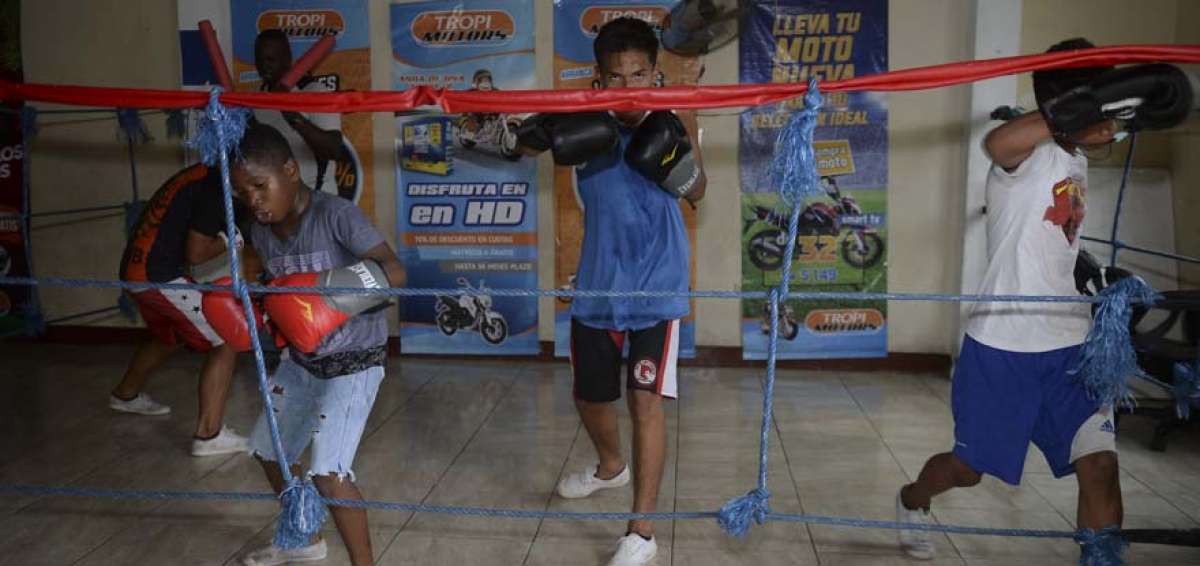 Los j&oacute;venes pugilistas entrenan en la planta alta de una casa que la fundaci&oacute;n alquila. En el lugar se improvis&oacute; un cuadril&aacute;tero de box y se instalaron implementos para los entrenamientos.