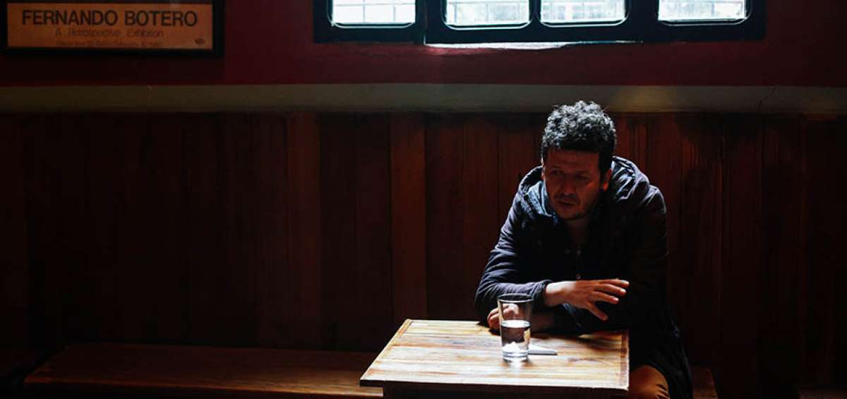 Rub&eacute;n Mendoza en el caf&eacute;-bar Pobre Diablo, de Quito. Durante La Casa Cinefest, al que fue invitado, dialog&oacute; con sus espectadores. Se proyectaron 5 de sus filmes. 