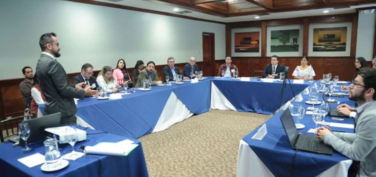 Este encuentro tambi&eacute;n se realiz&oacute; en Cuenca, Guayaquil y Manta, con el fin de mejorar la calidad de las leyes en favor del desarrollo del pa&iacute;s.