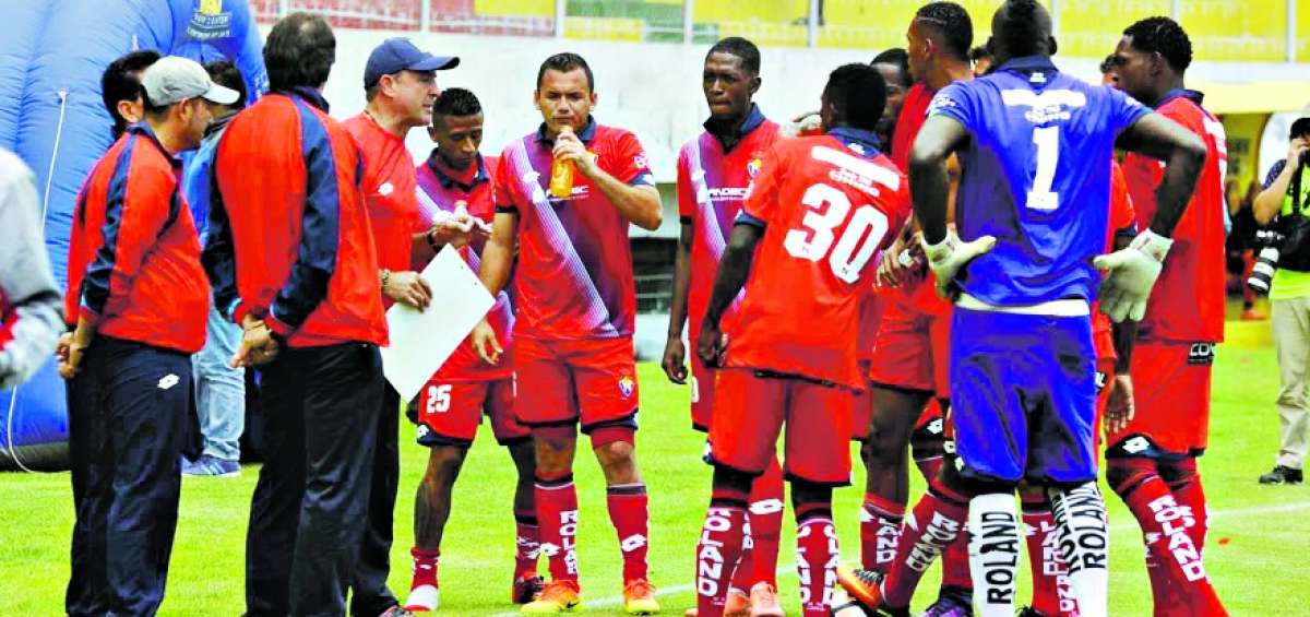 Favaro reprocha a sus jugadores en el partido amistoso que su equipo disput&oacute; con Macar&aacute;, en Chillogallo.