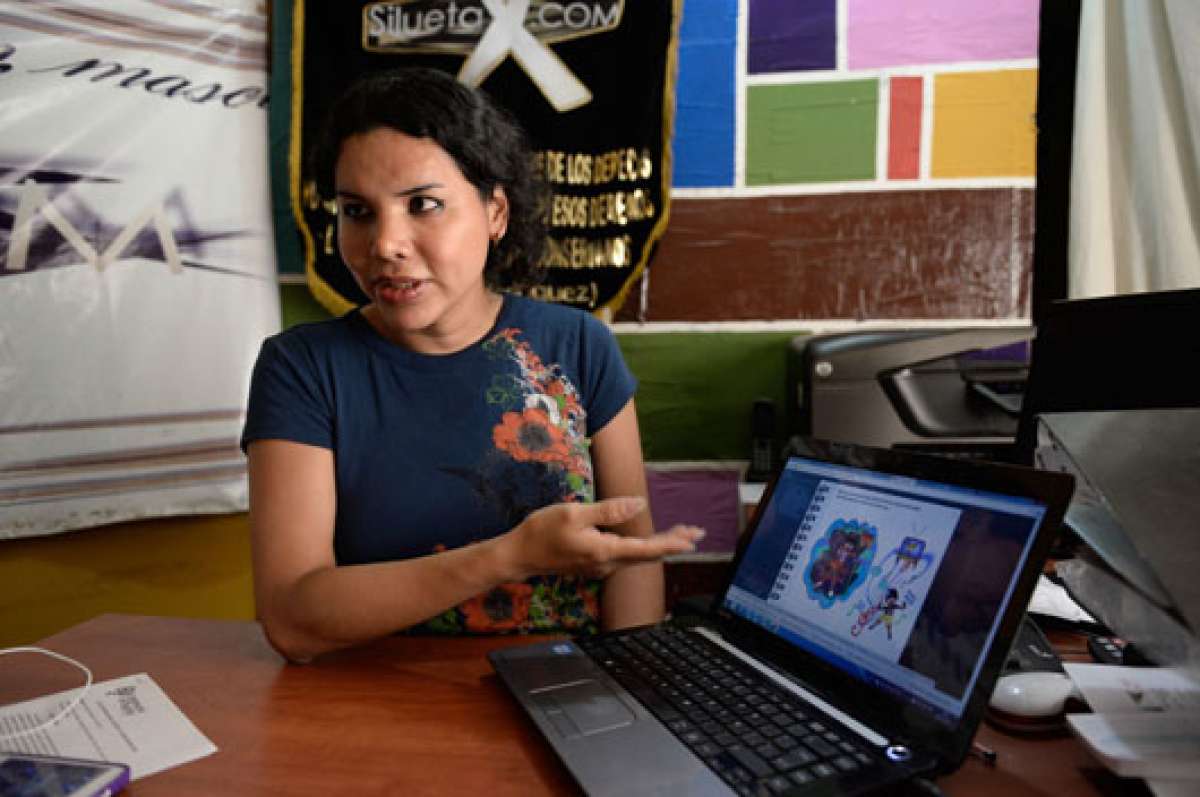 Diane Rodr&iacute;guez, de la Asociaci&oacute;n Silueta X, comenz&oacute; a escribir el libro en diciembre de 2014. El texto consta de 9 p&aacute;ginas y a&uacute;n no est&aacute; impreso. Foto:  Karly Torres / El Tel&eacute;grafo