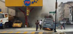 Furgoneta se incendia en una gasolinera de Guayaquil