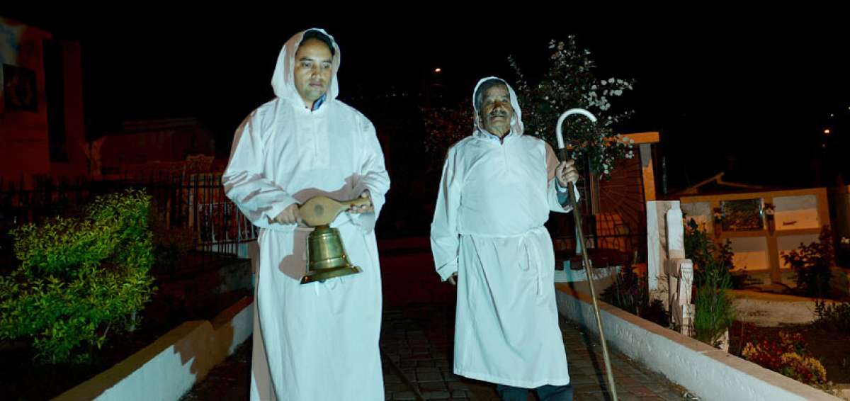 Pascual y Artemio Guam&aacute;n salieron juntos para esta sesi&oacute;n fotogr&aacute;fica. Caminan por las sendas del cementerio local que es el lugar de partida y llegada de los recorridos nocturnos que empiezan en 15 de octubre. 