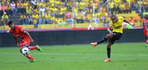 Ely Esterilla, delantero de Barcelona, anota el tercer tanto, con el que su equipo venci&oacute; a los &lsquo;puros criollos&rsquo;, ayer en el estadio Monumental, ante m&aacute;s de 50.000 hinchas; dos defensas rivales siguen la jugada.