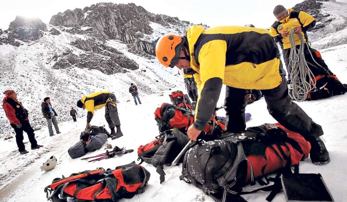 Varios agentes de Polic&iacute;a de Per&uacute; y Ecuador, acompa&ntilde;ados de gu&iacute;as especialistas en monta&ntilde;a, participaron en la b&uacute;squeda de los cuerpos de los andinistas. Foto: internet