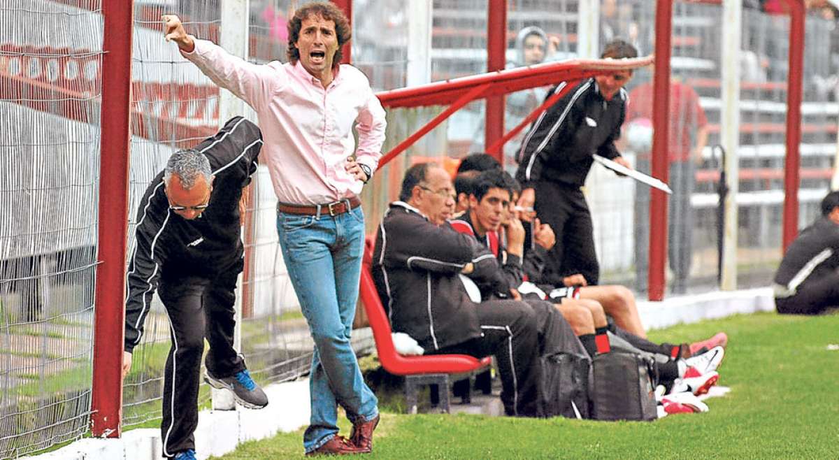 Guillermo Almada (c) dirigi&oacute; a River Plate de Uruguay durante 4 a&ntilde;os consecutivos. Bajo su mando, ese club se clasific&oacute; por primera vez a Copa Libertadores. Foto: internet