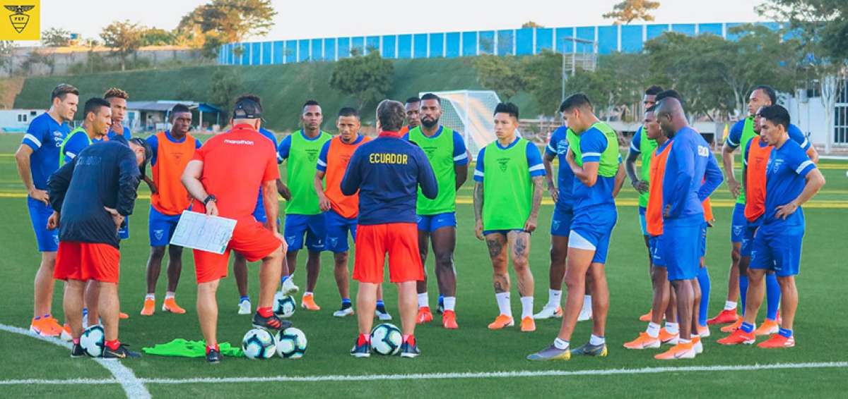 El estratega colombiano Hern&aacute;n Dar&iacute;o G&oacute;mez (centro) da una charla t&eacute;cnica despu&eacute;s de un entrenamiento de la selecci&oacute;n ecuatoriana en Belo Horizonte, donde el domingo 16 de junio enfrenta a Uruguay.