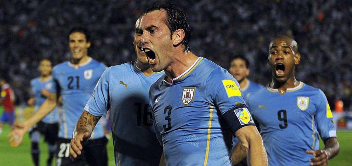 Diego God&iacute;n (c), capit&aacute;n del combinado uruguayo de f&uacute;tbol, en uno de los partidos por eliminatorias; el zaguero inform&oacute; ayer la decisi&oacute;n de sus compa&ntilde;eros.