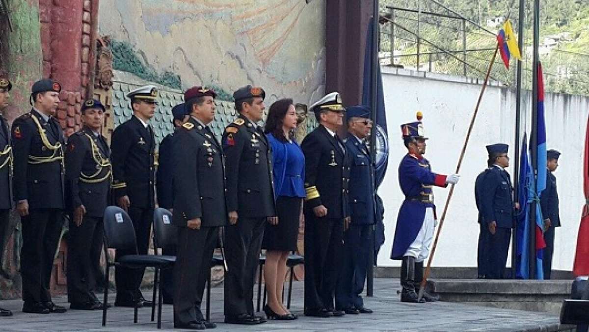 La ministra dio la bienvenida a los nuevos jefes militares y resalt&oacute; el trabajo que cumplieron los comandantes generales salientes. Foto: Twitter Ministerio de Defensa