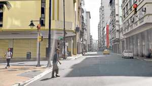 La cantidad de peatones en el centro de Guayaquil fue m&iacute;nima en comparaci&oacute;n con otros lunes. Parec&iacute;a una ma&ntilde;ana del 1 enero. Pocos  veh&iacute;culos circularon. Foto: Jos&eacute; Mor&aacute;n / El Tel&eacute;grafo