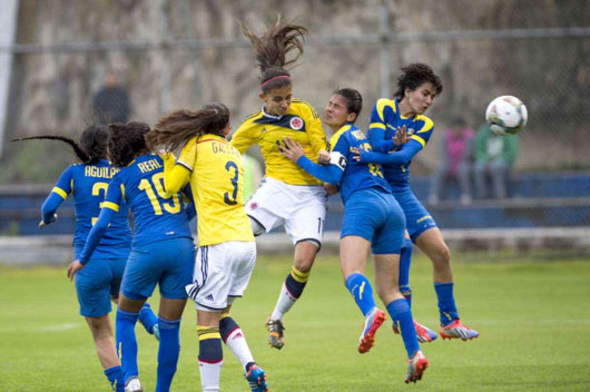 La capitana de Ecuador, Ligia Moreira, intenta rechazar un bal&oacute;n a&eacute;reo junto a su compa&ntilde;era Mayra Olvera. Foto: Fernando Sandoval / El Tel&eacute;grafo.