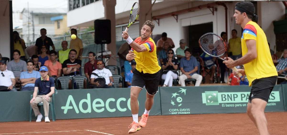 Roberto Quiroz (izq.) y Emilio G&oacute;mez concretaron la victoria ecuatoriana el s&aacute;bado en el partido de dobles.