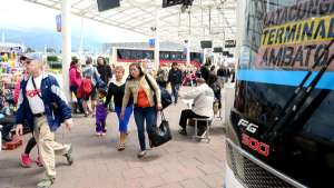 En algunos casos, el intervalo de salida de los buses fue de 5 minutos cada uno; en especial, aquellos que sal&iacute;an hacia Ambato. Foto: Santiago Aguirre