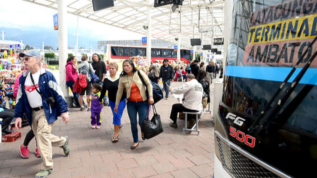 En algunos casos, el intervalo de salida de los buses fue de 5 minutos cada uno; en especial, aquellos que sal&iacute;an hacia Ambato. Foto: Santiago Aguirre